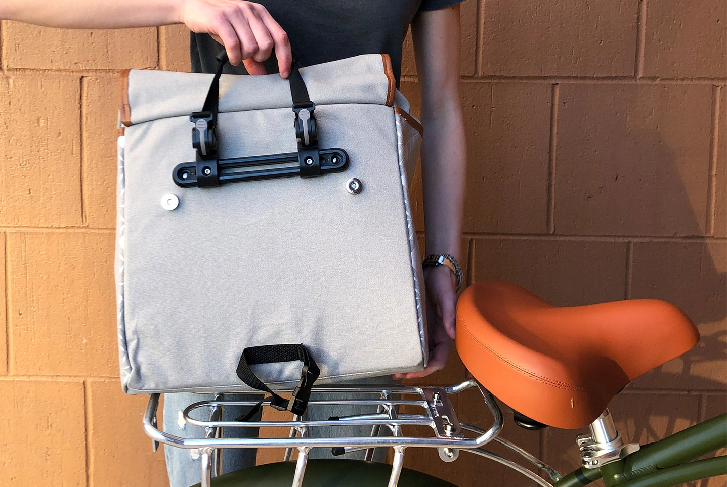 Hudson's Pannier Tote: Effortless Style, British Charm. A chic bag for cycling adventures and city explorations.